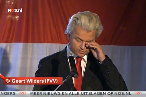 Geert Wilders huilt voor een Poolse vlag