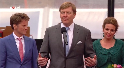 Koning Willem-Alexander ongemakkelijk