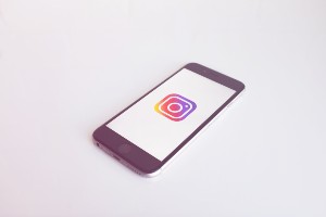 telefoon met Instagramlogo